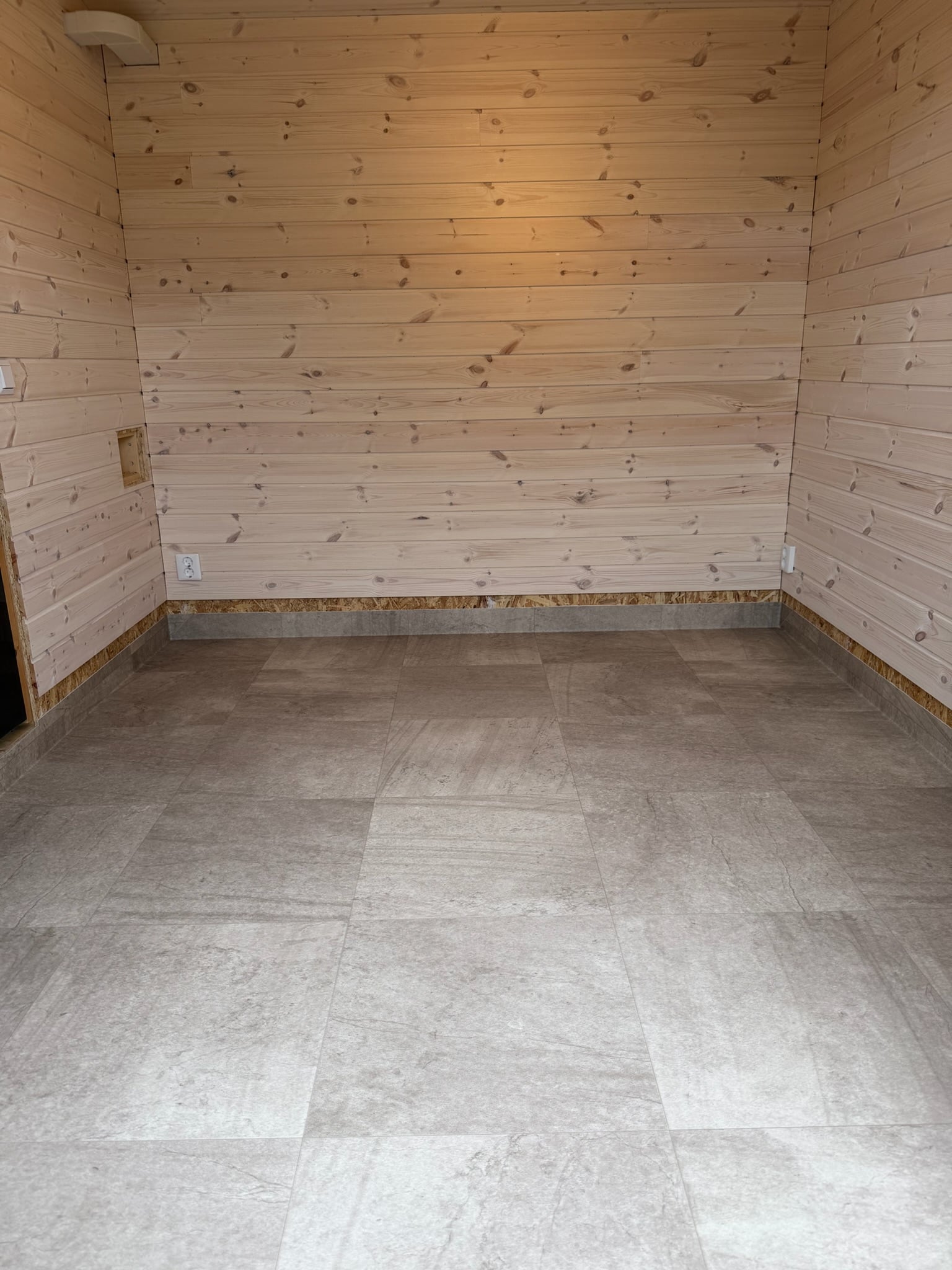Duschdel med våtrumsmatta på vägg och golv