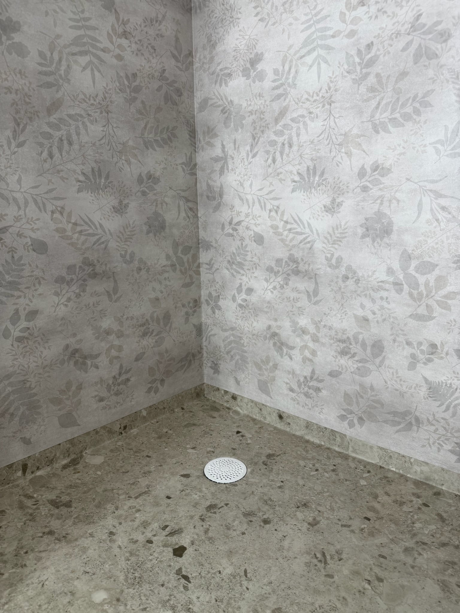 Klinker i stort format lagt i rum med furupanel